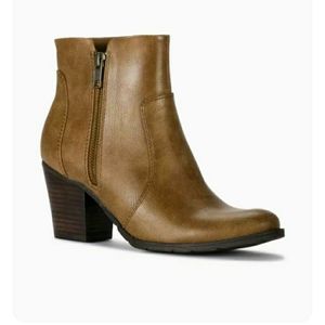 NWT Baretraps booties.  Brush brown is the color. Legacy style.